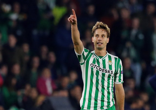 Sergio Canales celebra un gol con el Betis