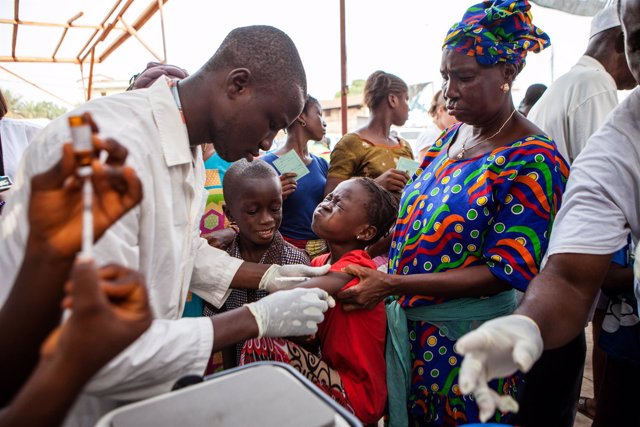 Vacunación contra el sarampión en Conakry