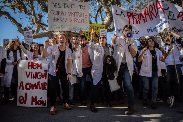 Concentración de médicos ante el Parlament de Catalunya en la tercera jornada de