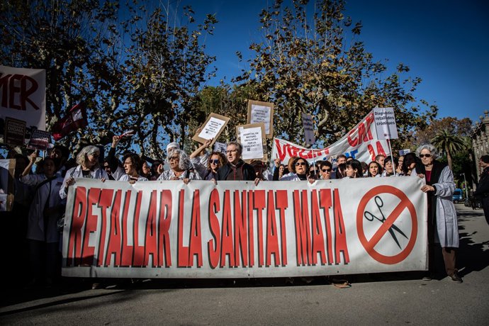 Concentració de metges davant el Parlament de Catalunya en la tercera jornada de