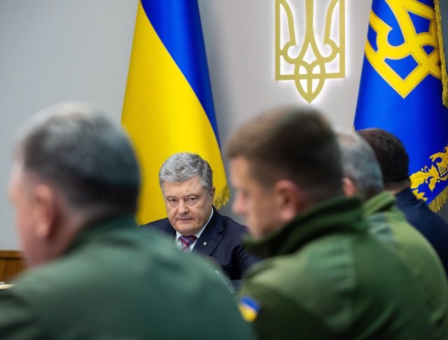 Petro Poroshenko, en una reunión con mandos militares