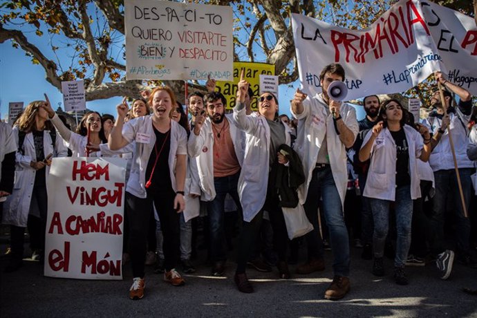 Sanitarios se manifiestan en Cataluña contra los recortes