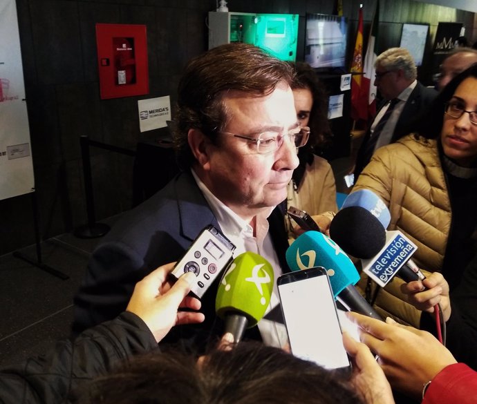 Guillermo Fernández Vara atiende  a los medios