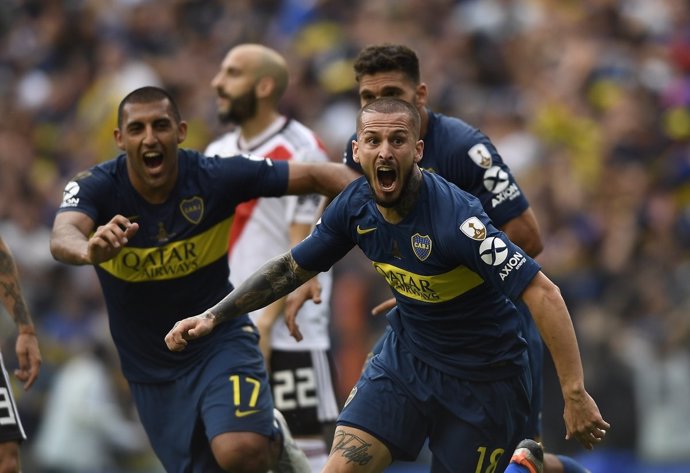 Els jugadors de Boca Juniors celebren un gol davant de River