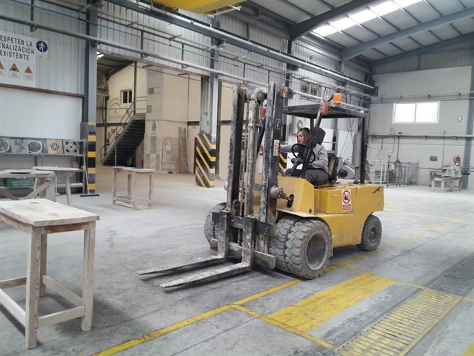 Una operaria en una de las empresas de mármol del Almanzora