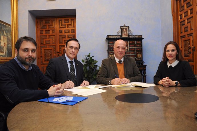 Ruiz (dcha.), en la firma de convenios con la UCO
