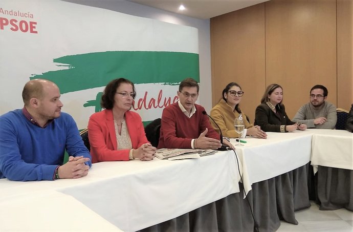En el centro, el secretario provincial del PSOE y candidato José Luis Sánchez