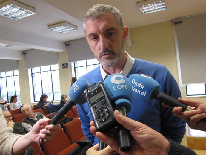 Urralburu Atendiendo A Los Medios