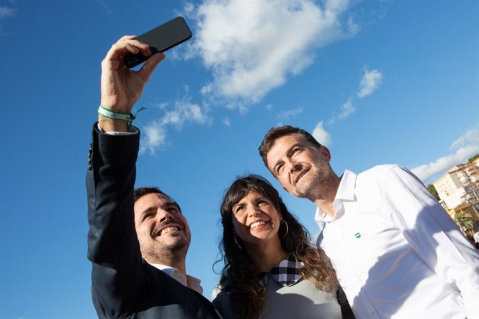 Teresa Rodríguez, entre Garzón y Maíllo en un acto de campaña en Málaga