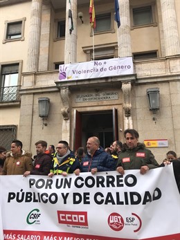 Concentración por la huelga en Correos en Badajoz