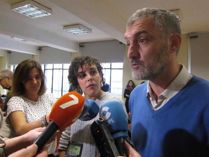 Urralburu y Nagua Alba de Podemos atendiendo a los medios