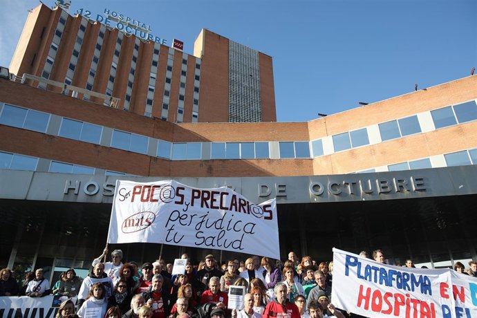 Concentración por el encierro en el Hospital 12 de Octubre de Madrid