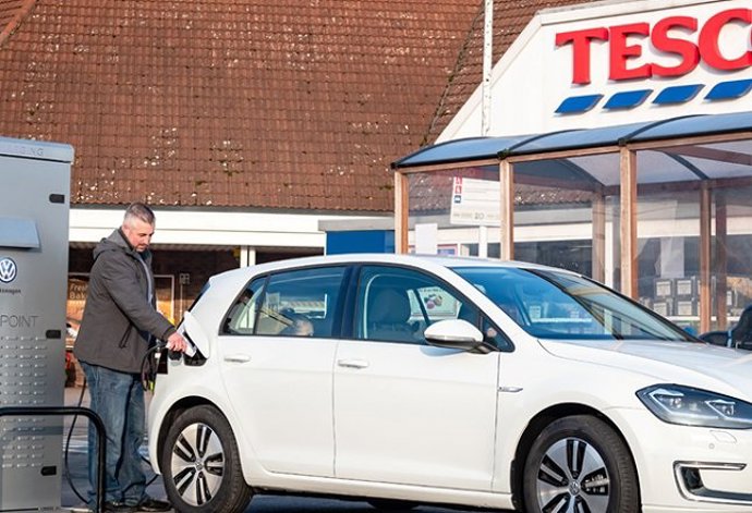 Cliente carga un Volkswagen en supermercado Tesco