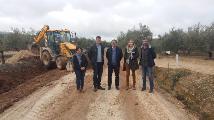 Segundo Benítez visita a las obras de los caminos rurales de Estepa