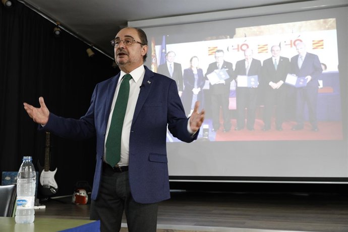 Lambán imparte una charla sobre la Constitución en Ejea