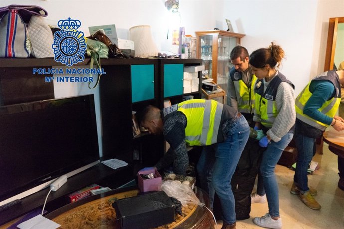 Agentes de la Policía Nacional registran una casa