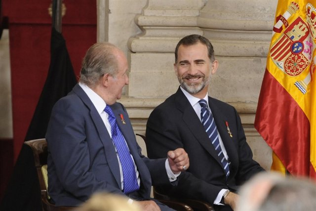 Rey juan carlos I con rey felipe vi                 
