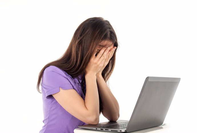 Chica ordenador depresión cyberbulling acoso internet