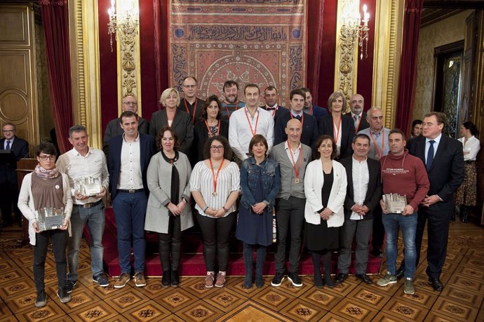 Los galardonados posan con las autoridades