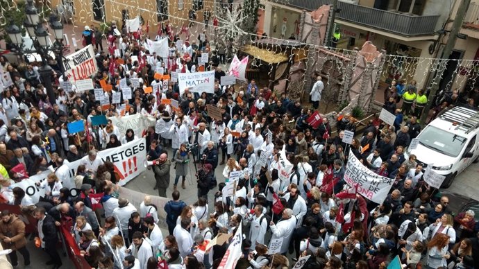 Los facultativos concentrados a las puertas del Ayuntamiento de Terrassa