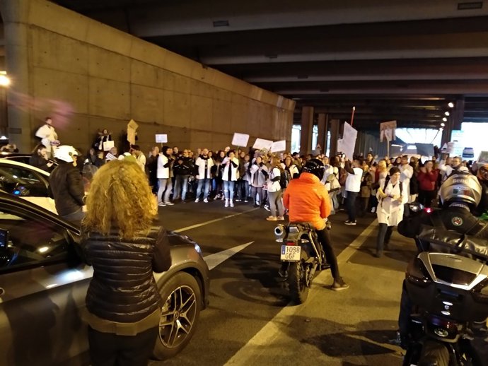Un centenar de treballadors d'ambulatoris tallen la ronda de Dalt