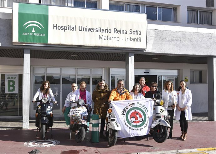 Sanitarios y miembros de Vespa Tour en el Reina Sofía