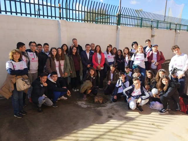López (centro), junto a alumnos y educadores