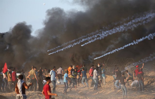 Enfrentamientos entre manifestantes palestinos y fuerzas israelíes