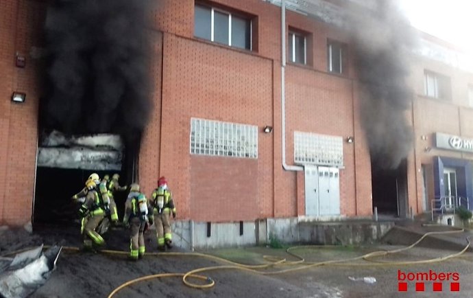 Incendi en una nau d'automoció