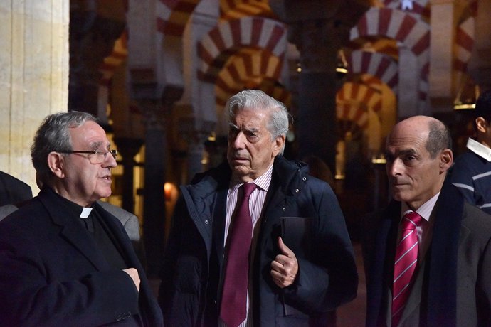 Mario Vargas Llosa visita la Mezquita-Catedral