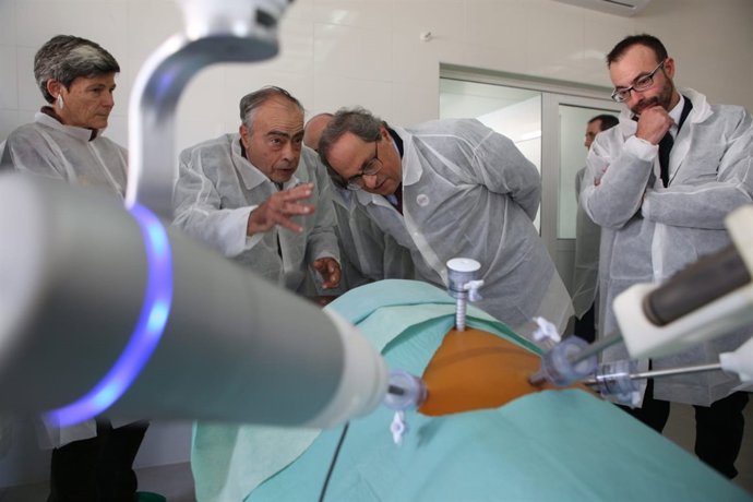 Josep Amat i Quim Torra, al centre, al costat de Jaume Amat