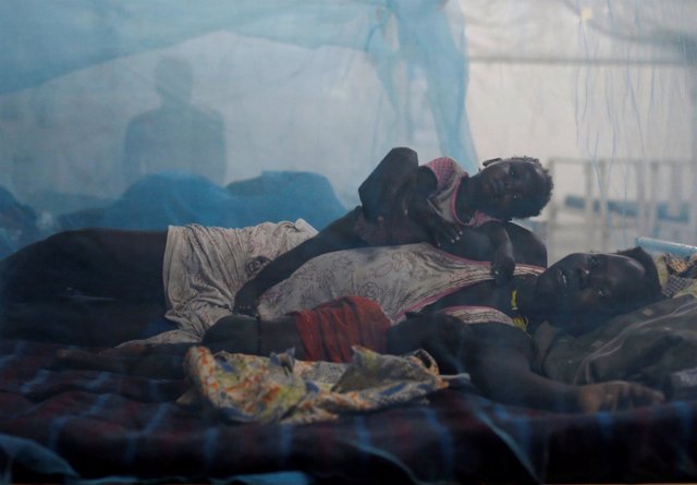 Una mujer y su hijo en una unidad pediátrica de un hospital de MSF en Bentiu