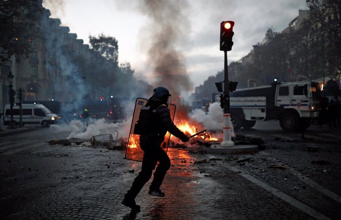 Policía durante la protesta de los 'chalecos amarillos' en París