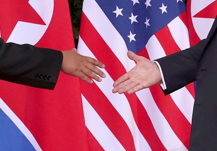 El apretón de manos de Kim y Trump
