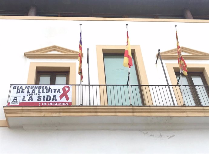 Pancarta por el Día Mundial del Sida en el Ayuntamiento de Ibiza