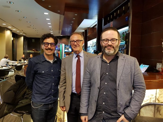 Guirao, con dos de los actores