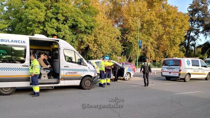 Colisión de un turismo con una ambulancia en Sevilla