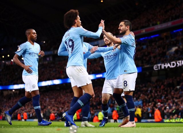 Los futbolistas del Manchester City celebran un gol en el Etihad Stadium