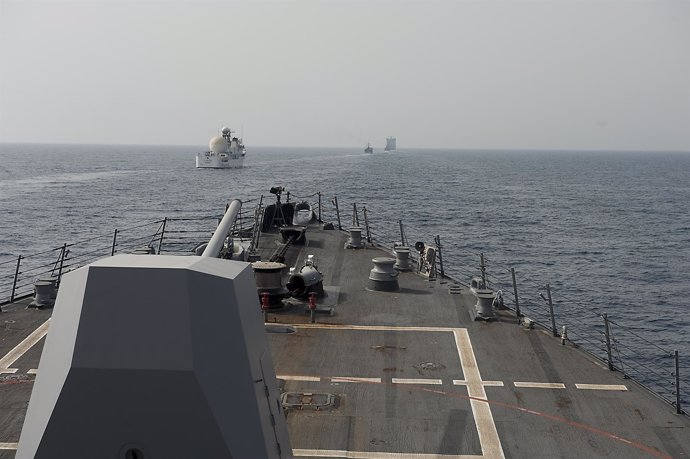 La cubierta del 'USNS Invincible' a su paso por el estrecho de Ormuz