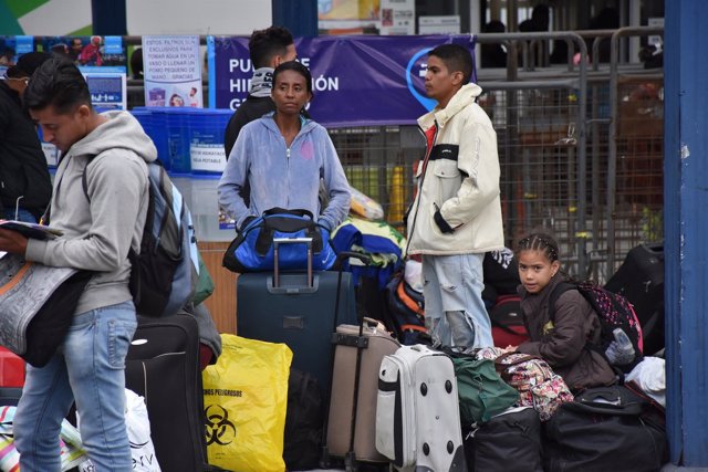 Migrantes venezolanos en la frontera de Ecuador