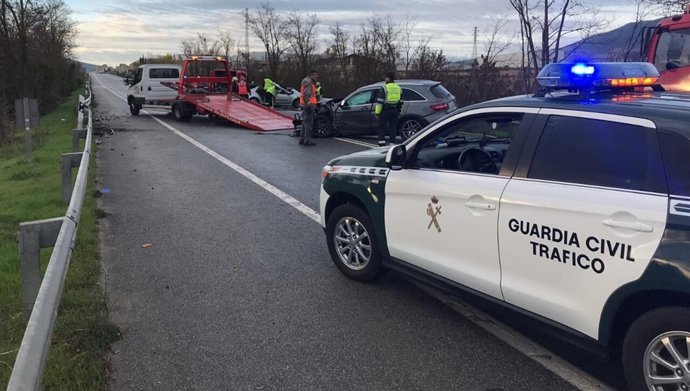 Choque frontal entre dos vehículos en Beriáin