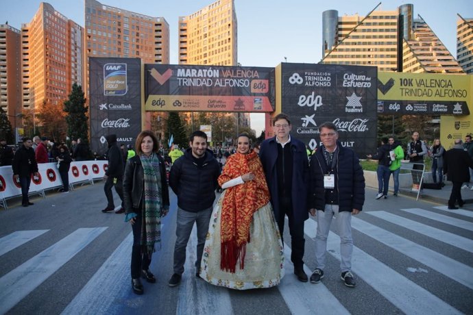 Ximo Puig, Vicent Marzà, Maite Girau y la fallera mayor en la Maratón de 2018