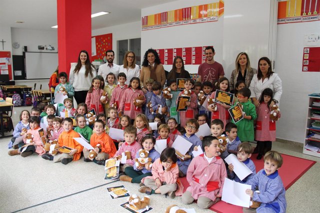 El investigador Mikel Ostiz con los niños del Colegio Teresianas