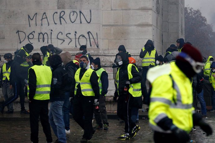 Pintada de "Macron dimisión" en las protestas de París