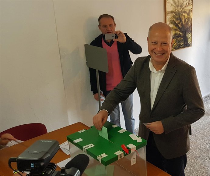 Javier Imbroda (Cs) vota en las elecciones andaluzas 2018