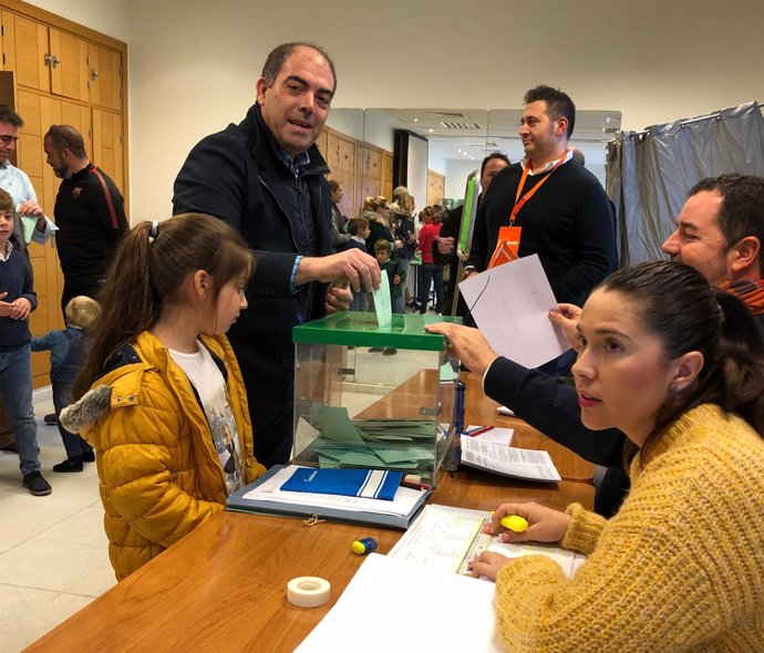 Lorenzo Amor vota en las elecciones andaluzas