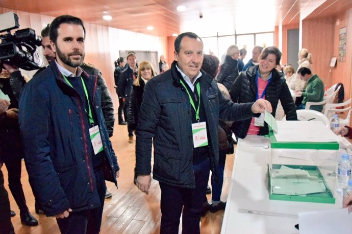 Ruiz Espejo (PSOE) vota en las elecciones andaluzas 2018