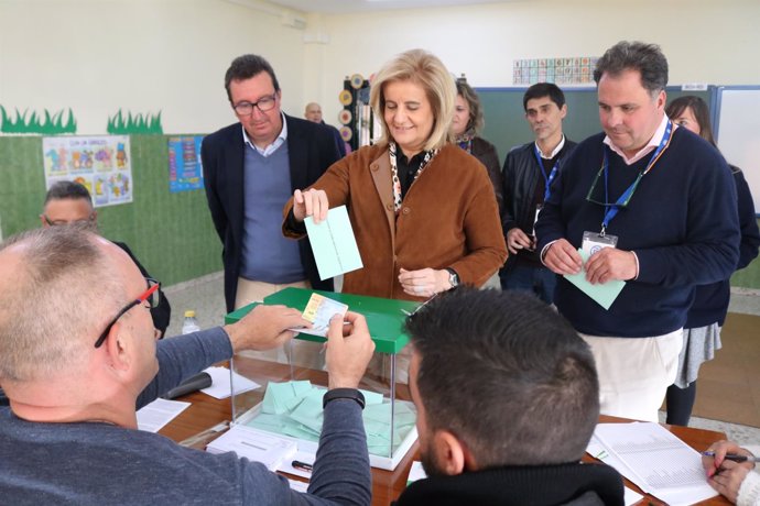 La exministra Fátima Báñez vota en las elecciones andaluzas