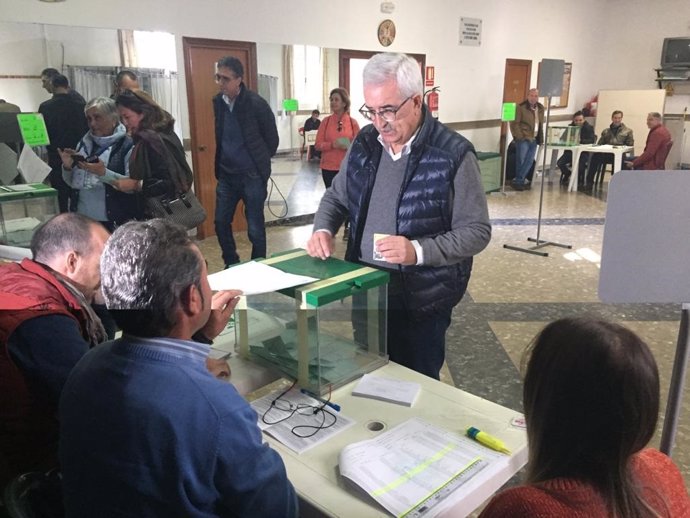 Jiménez Barrios ejerciendo su derecho al voto
