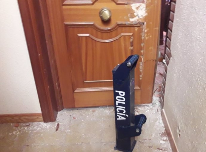 Valladolid.- La Policía tuvo que tirar la puerta para acceder al interior